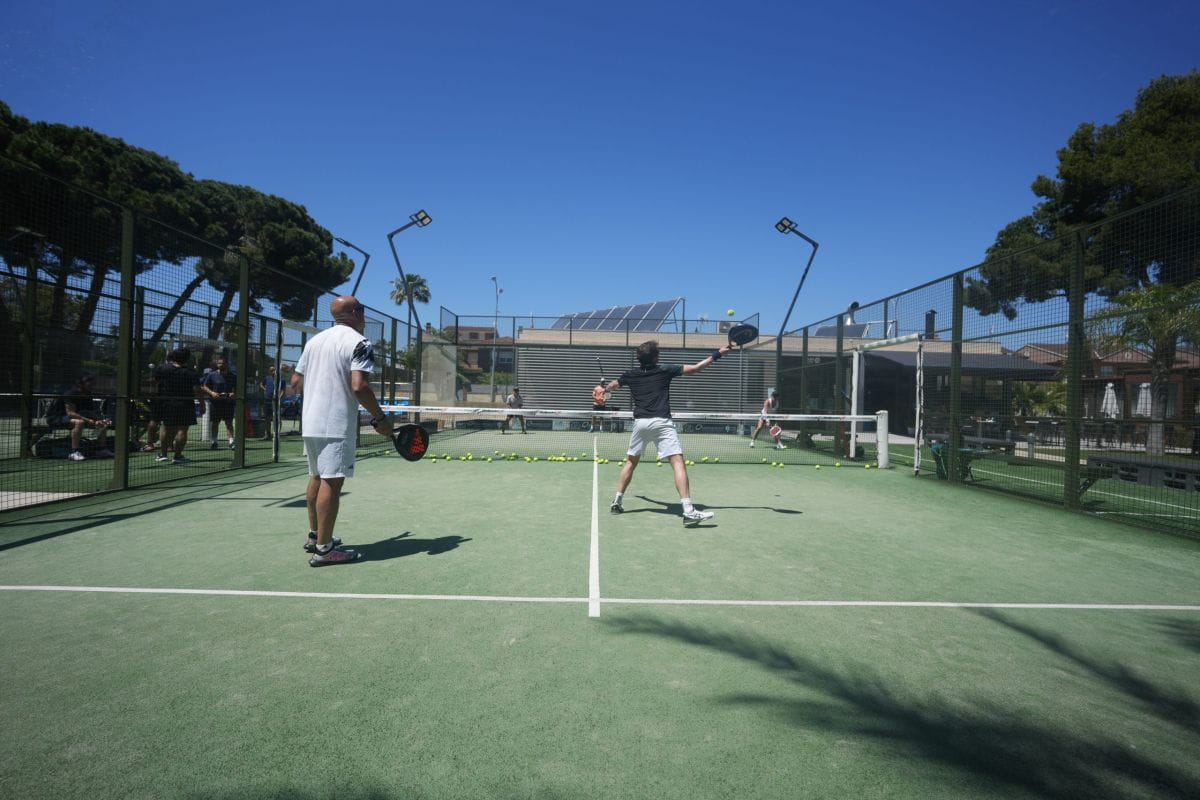 Comment choisir son stage de padel : les 10 critères essentiels
